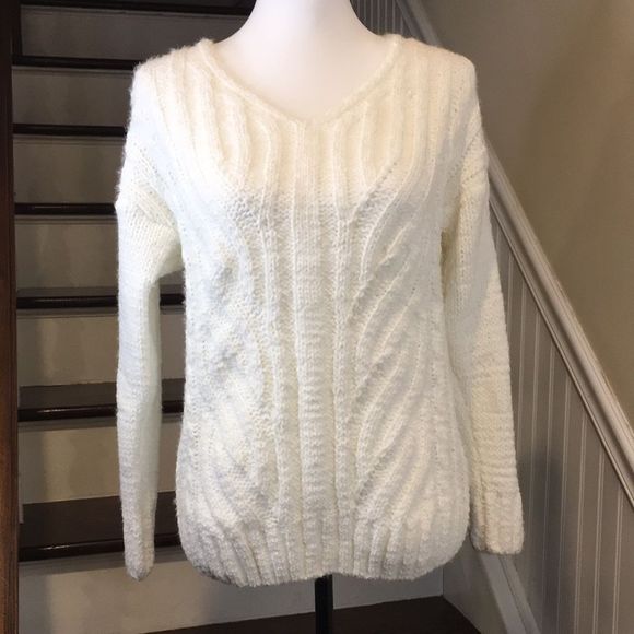 CUPCAKE Ivory Long Sleeve V-Neck Cable Chunky Cable Knit Sweater Sz M NWT - Picture 8 of 13
